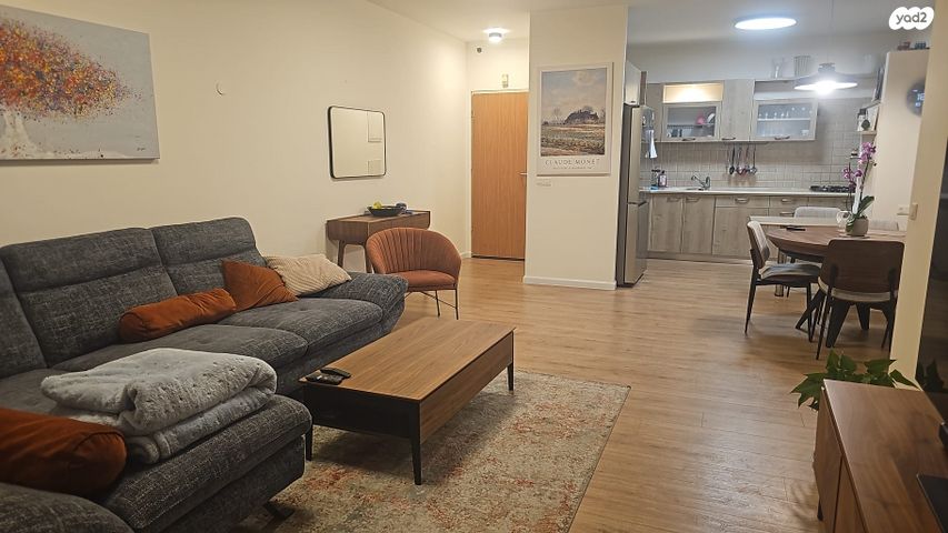 דירה, כרמל 1, אחוזת הנשיא, רחובות