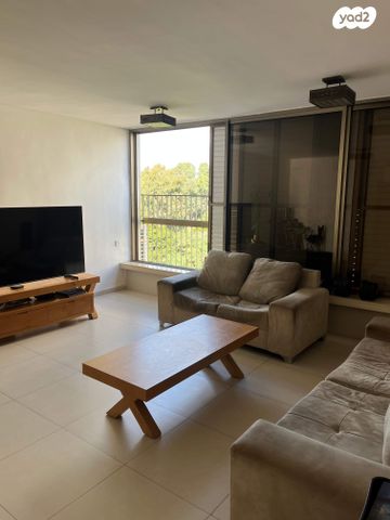 שדרות השושנים 1