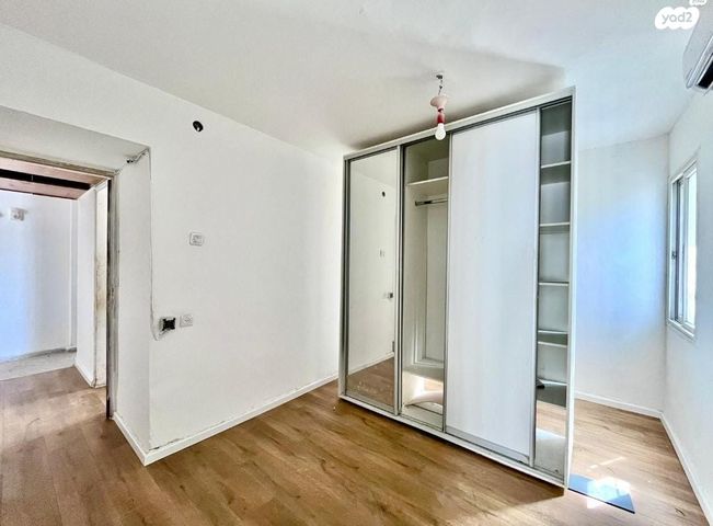 השר בכור שטרית 13