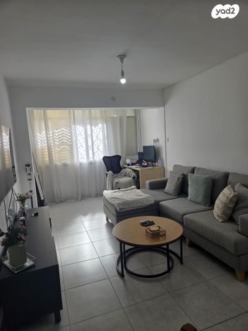 דירה, באר אורה 12, נווה רם, שיכון מזרחי, רמת גן