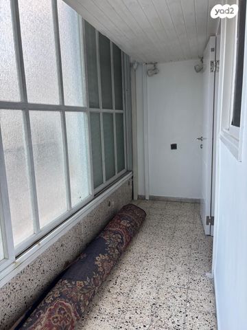 דירה, האחים בז'רנו 2, חרוזים, רמת גן