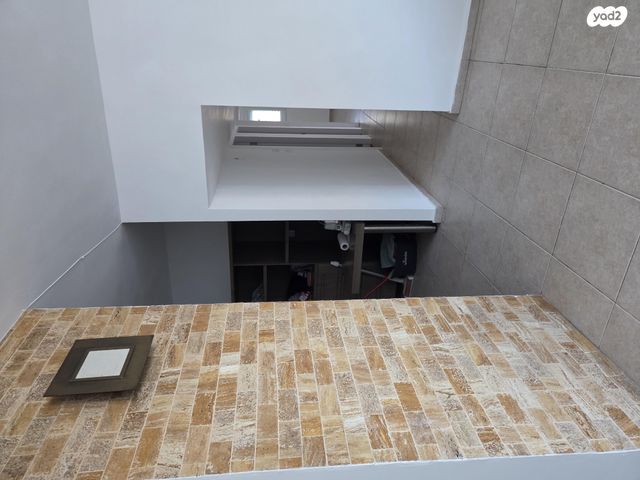 דירה, האחים בז'רנו 2, חרוזים, רמת גן