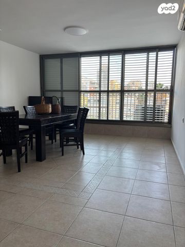 דירה, האחים בז'רנו 2, חרוזים, רמת גן