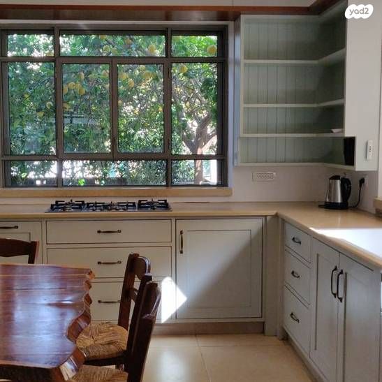 דו משפחתי, הגננת הראשונה, בנות חיל, ראשון לציון