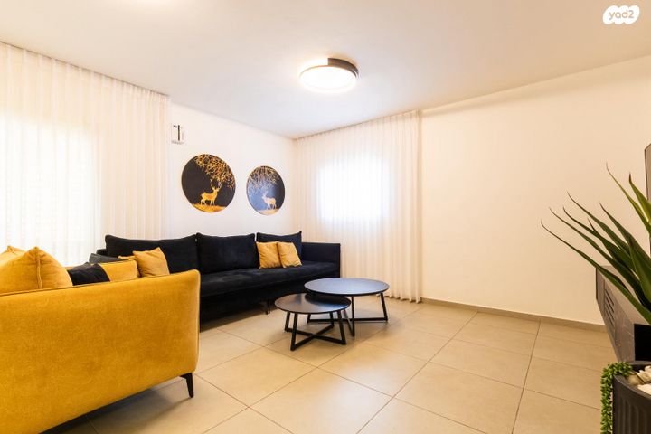 גג/ פנטהאוז, סרן יובל נריה, דימונה