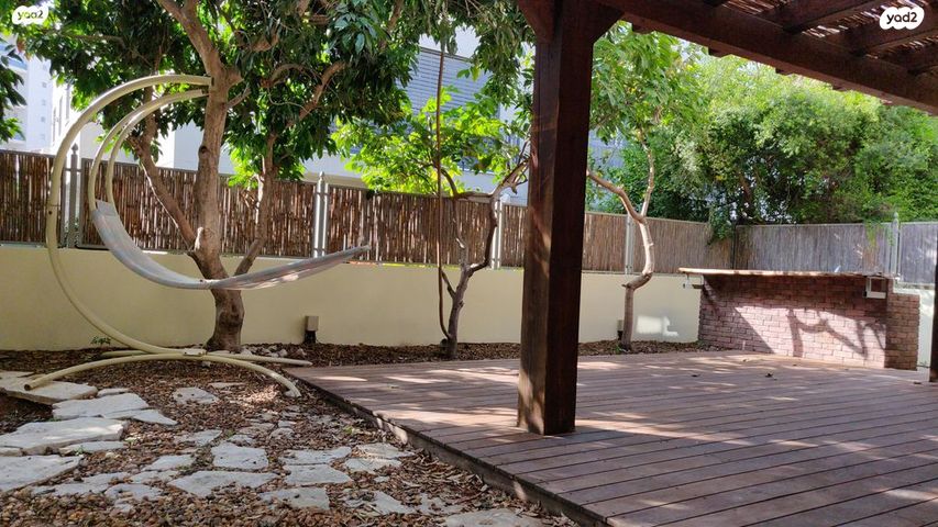 דו משפחתי, הגננת הראשונה, בנות חיל, ראשון לציון