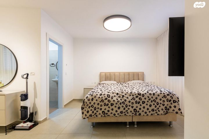 גג/ פנטהאוז, סרן יובל נריה, דימונה