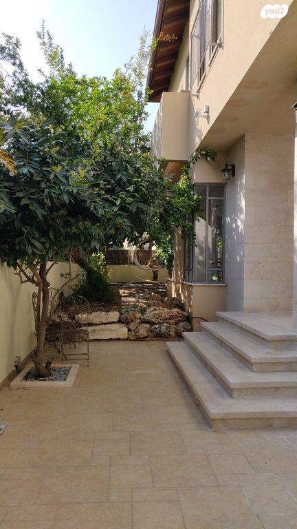 דו משפחתי, הגננת הראשונה, בנות חיל, ראשון לציון