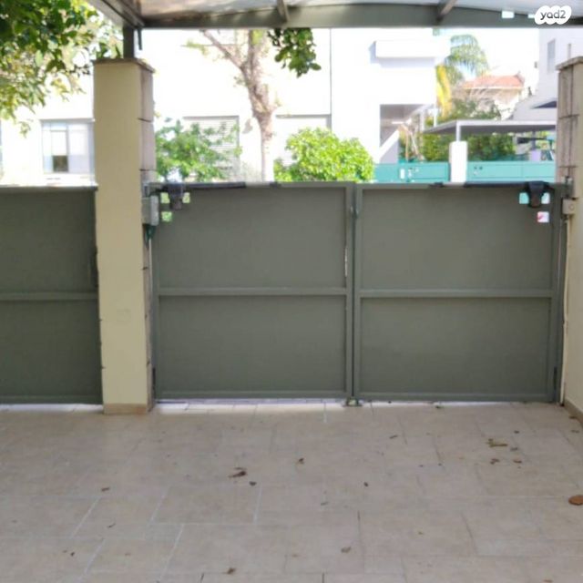 דו משפחתי, הגננת הראשונה, בנות חיל, ראשון לציון