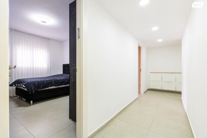 גג/ פנטהאוז, סרן יובל נריה, דימונה