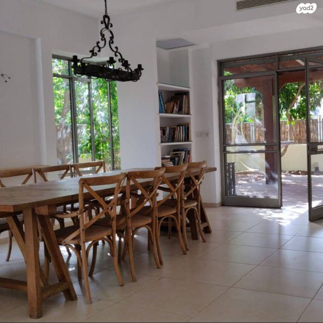 הגננת הראשונה 