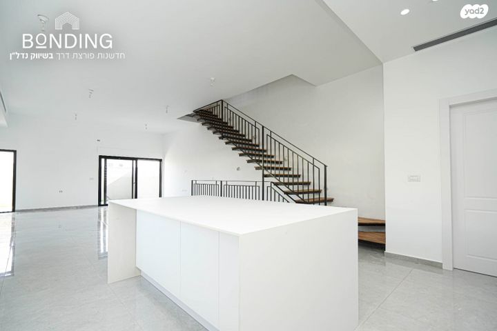 דו משפחתי, תל מונד