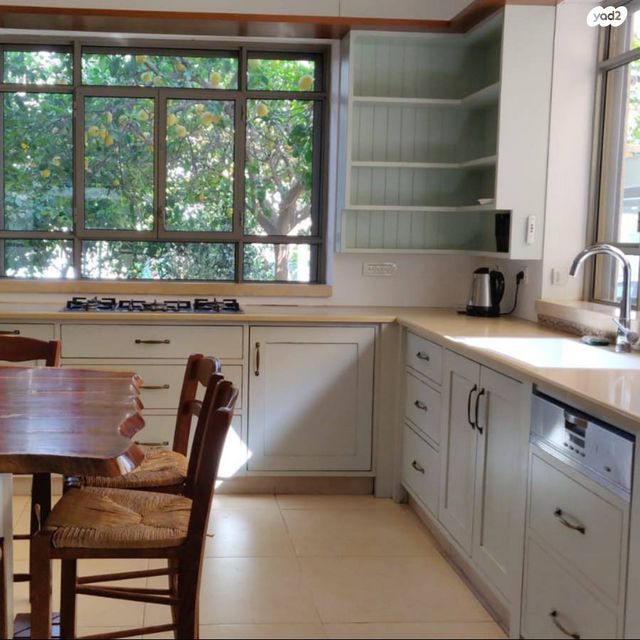 דו משפחתי, הגננת הראשונה, בנות חיל, ראשון לציון