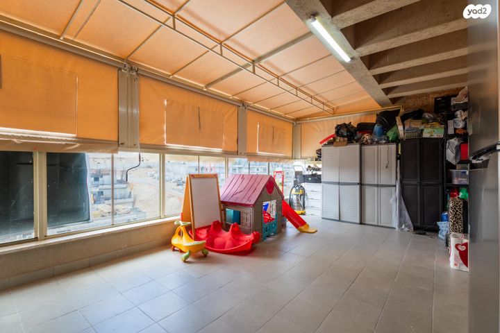 גג/ פנטהאוז, סרן יובל נריה, דימונה