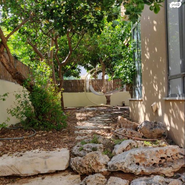 דו משפחתי, הגננת הראשונה, בנות חיל, ראשון לציון