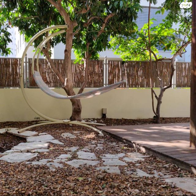 דו משפחתי, הגננת הראשונה, בנות חיל, ראשון לציון