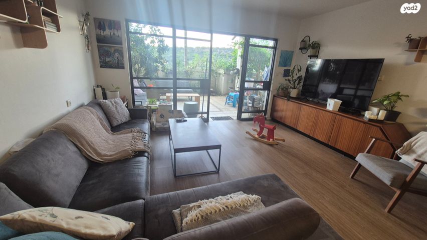 דירת גן, אורנית, אורנית