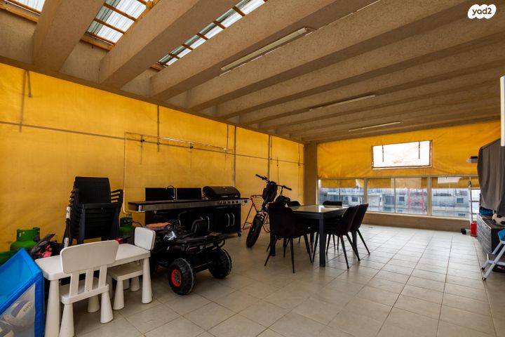 גג/ פנטהאוז, סרן יובל נריה, דימונה