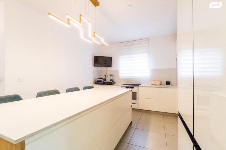 גג/ פנטהאוז, סרן יובל נריה, דימונה