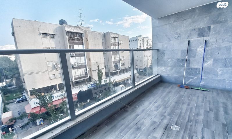 דירה, יהודה לייב פינסקר, רמב"ם, ראשון לציון