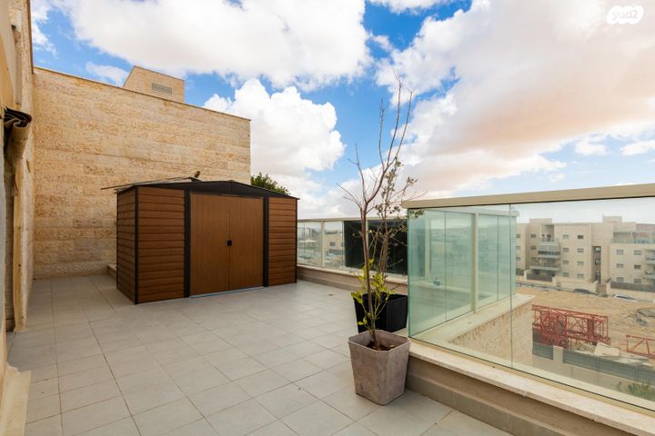 גג/ פנטהאוז, סרן יובל נריה, דימונה