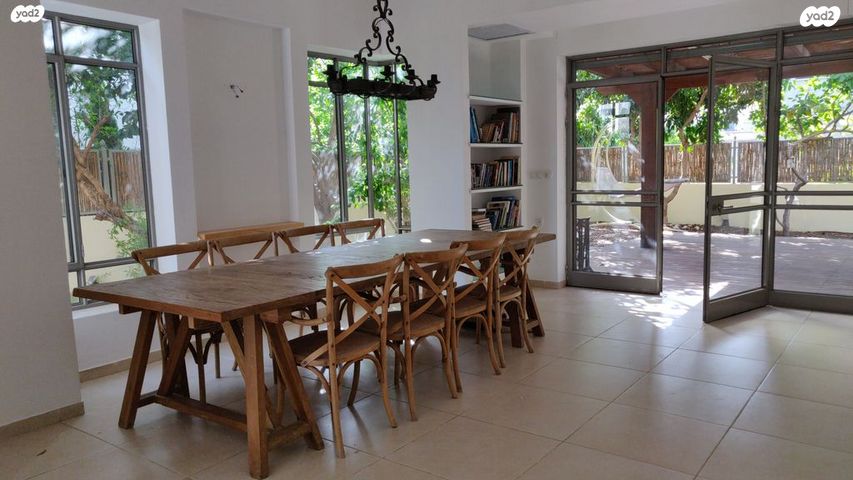 דו משפחתי, הגננת הראשונה, בנות חיל, ראשון לציון