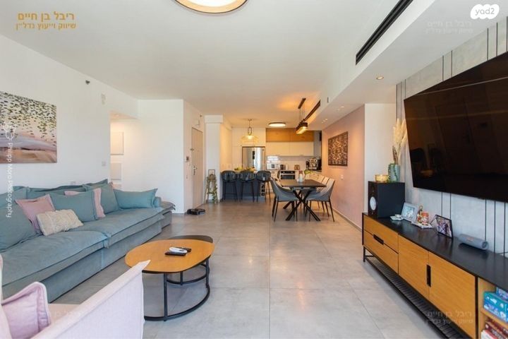 גג/ פנטהאוז, נעמי שמר, נאות אפק, אפקה, קרית ביאליק