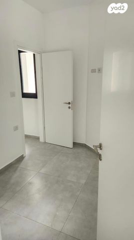 דירה, אנה פרנק, חרוזים, רמת גן