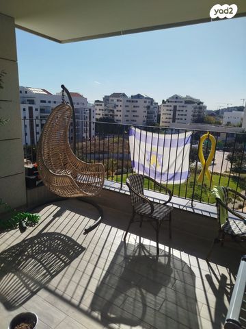 דירה, יאיר רוזנבלום, רעננה