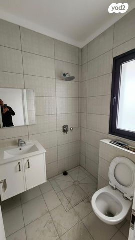 דירה, אנה פרנק, חרוזים, רמת גן