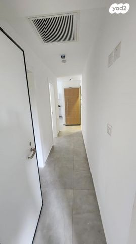 דירה, אנה פרנק, חרוזים, רמת גן