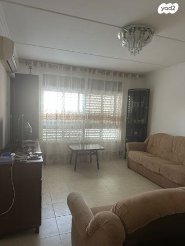 דירה, יהודה אלקלעי, נווה אלון, עכו