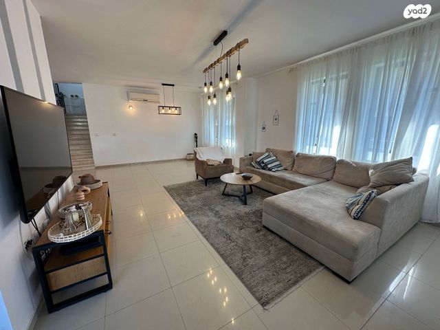 בית פרטי/ קוטג', נאות הפרחים, גן יבנה