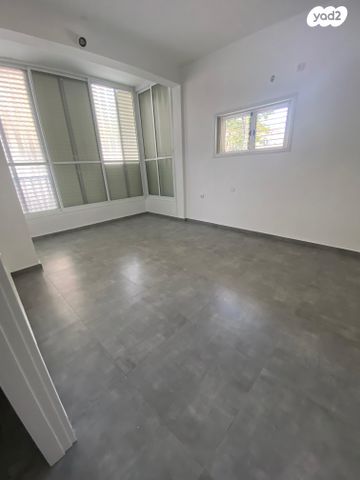 שדרות ירושלים 18