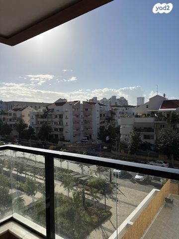 דירה, הכלנית, 2004, רעננה