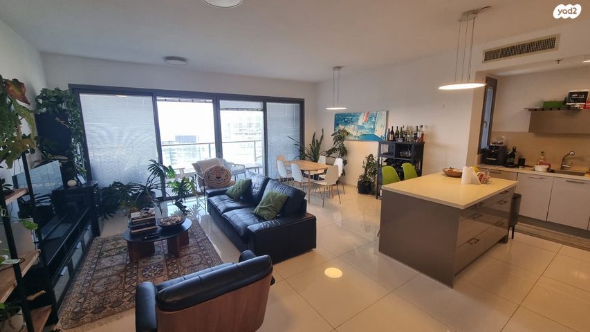 דירה, אריק איינשטיין, הרצליה ב', הרצליה