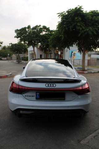 מודעת רכב אאודי E-tron GT