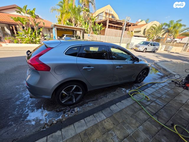 וולוו V40