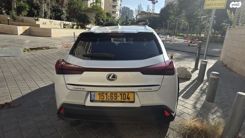 מודעת רכב לקסוס UX