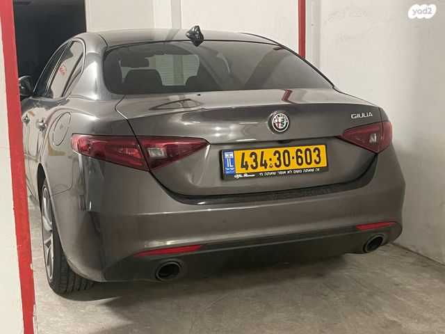 מודעת רכב אלפא רומיאו ג'וליה