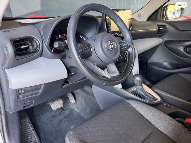 טויוטה יאריס קרוס