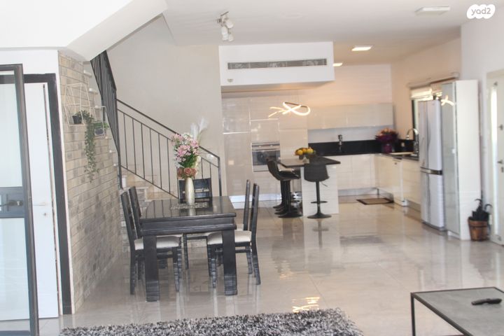 דו משפחתי, החרמון 24, אורנית, אורנית