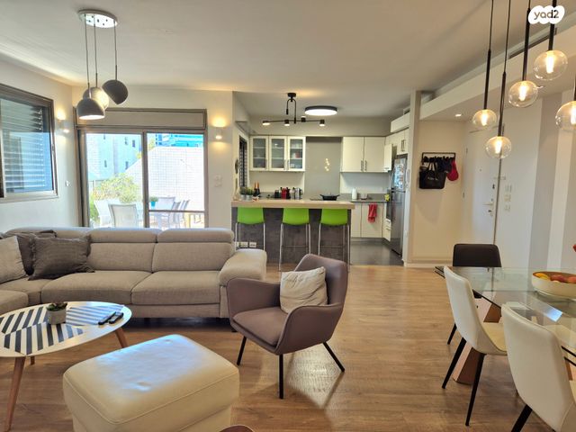 דירה, הכלנית 17, 2004, רעננה