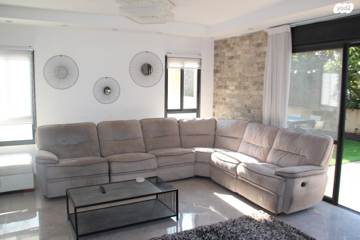 דו משפחתי, החרמון 24, אורנית, אורנית