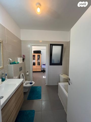 גג/ פנטהאוז, עיר היונה 9, רובע ה', אריאל