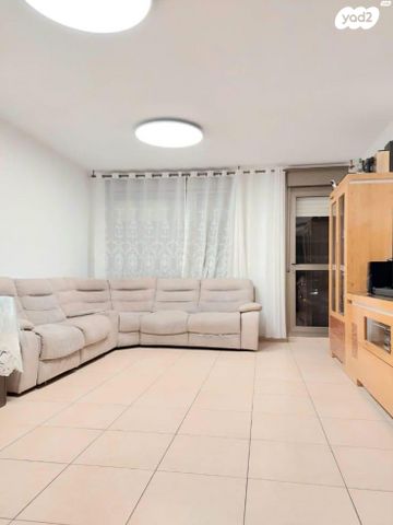 חנוך לוין 22