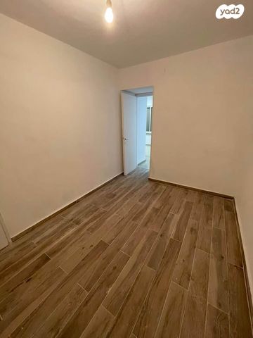 סמטת הצפורנים 8