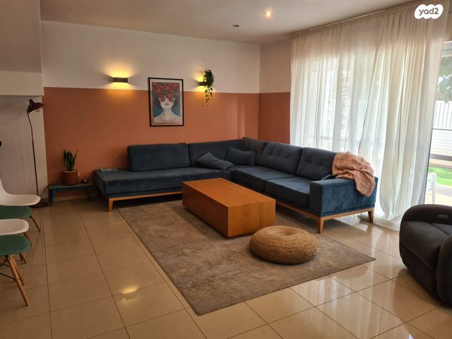 דו משפחתי, אנשי בראשית 3, הדר, הוד השרון