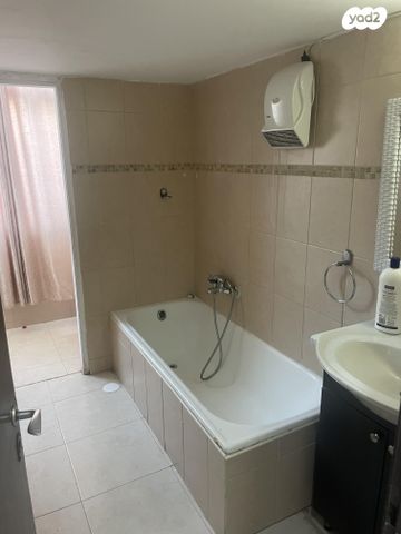 דירה, שדרות כצנלסון 8, מרכז העיר, קרית אתא