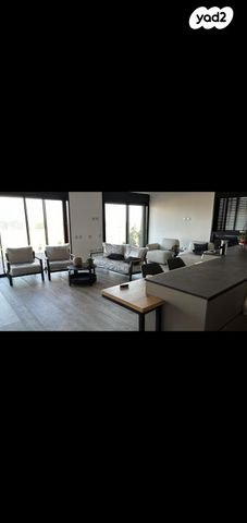 גג/ פנטהאוז, סמטת דולב 8, הצמרות, קיסריה